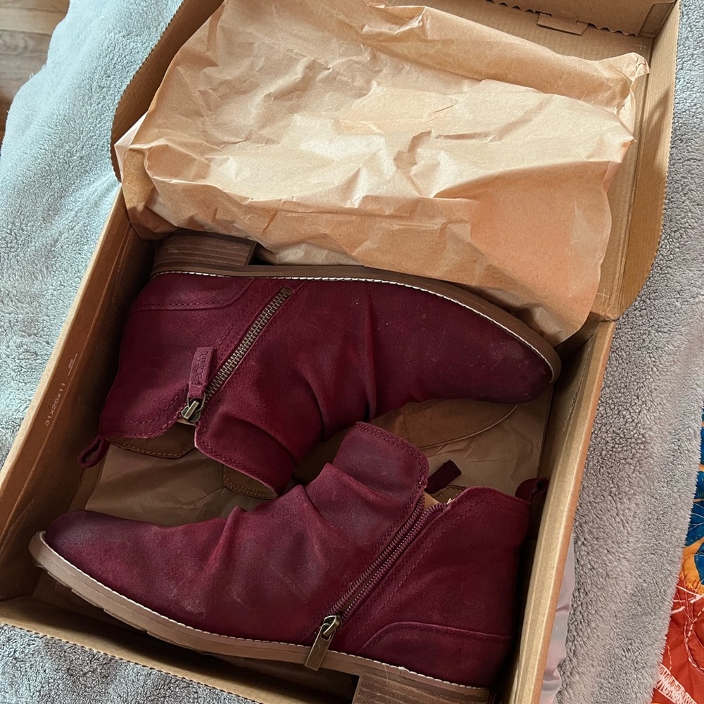 Women's Earth Nadya Round Toe Ruched Casual Booties in burgundy - Picture 4 of 4